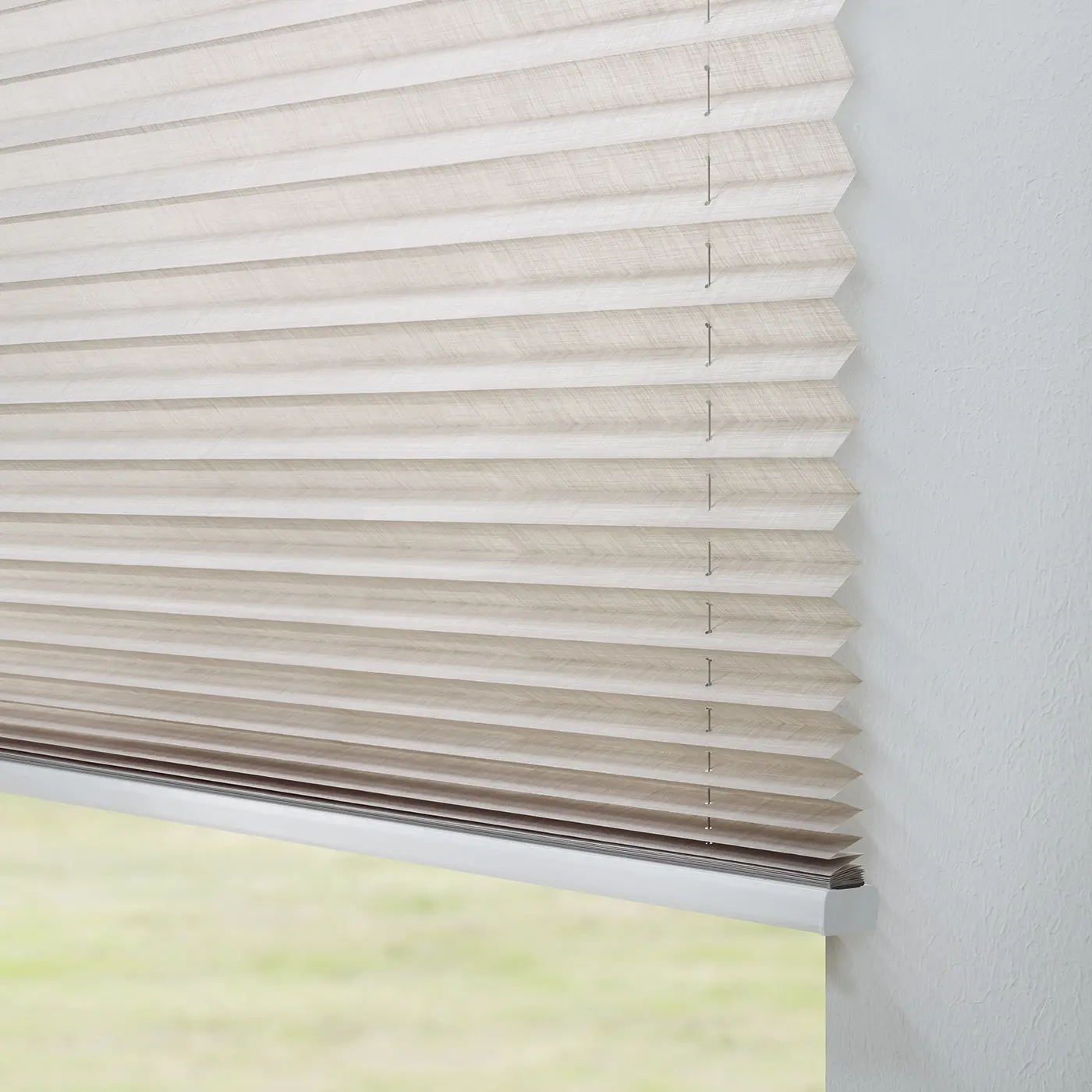 Beige plissé van opzij in een woning in Oss