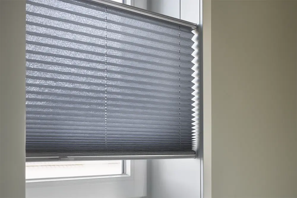 Enkele plisségordijn in grijze stof in een woning in Eindhoven